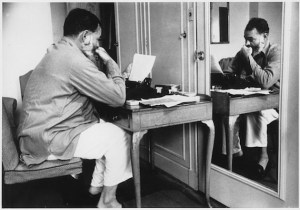 570_Ernest_Hemingway_in_London_at_Dorchester_Hotel_1944_-_NARA_-_192672